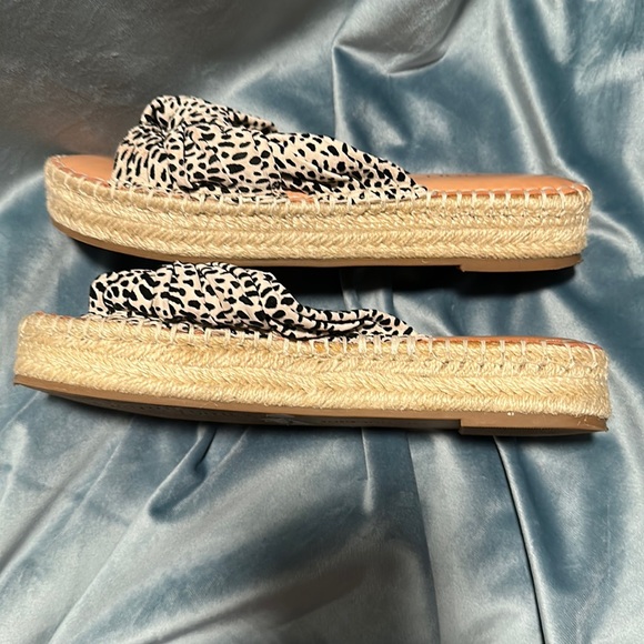 NWT Gianni Bini Sandals - Picture 3 of 3